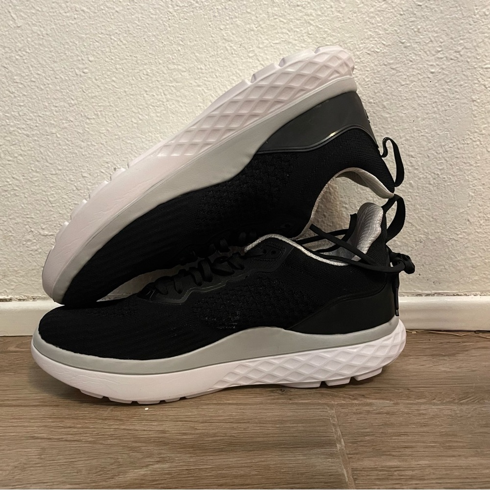 G DEFY XL R8 BLACK AND WHITE RUNNING SHOES